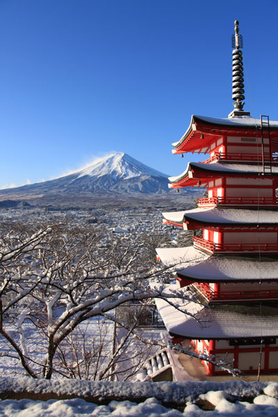 忠霊塔から見わたす富士山と富士吉田市